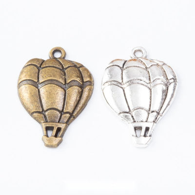 Finish comparison of 热气球 charm on a white background