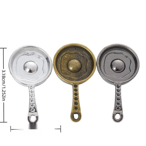 Front and reverse views of frying pan charms with measurement and weight guides