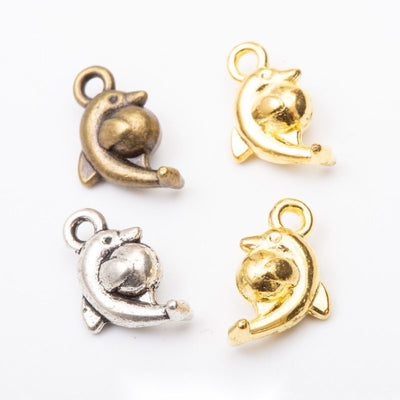 Finish comparison of 卷身海豚 charm on a white background