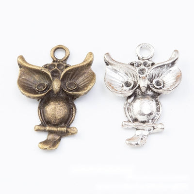Finish comparison of 猫头鹰 charm on a white background