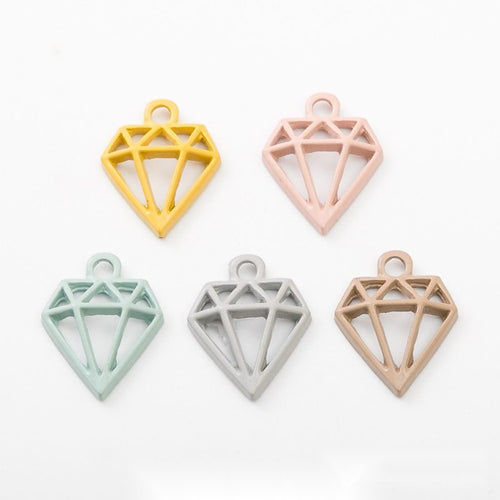 Open faceted diamond outline shown in the available finishes