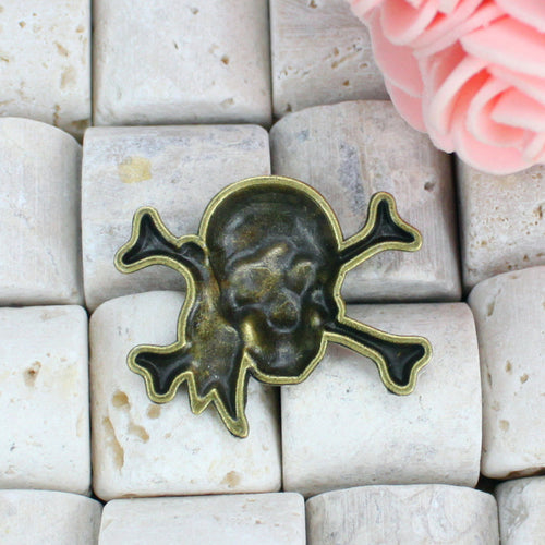 Alternate view of the pirate skull crossbones charm showing its raised and recessed details