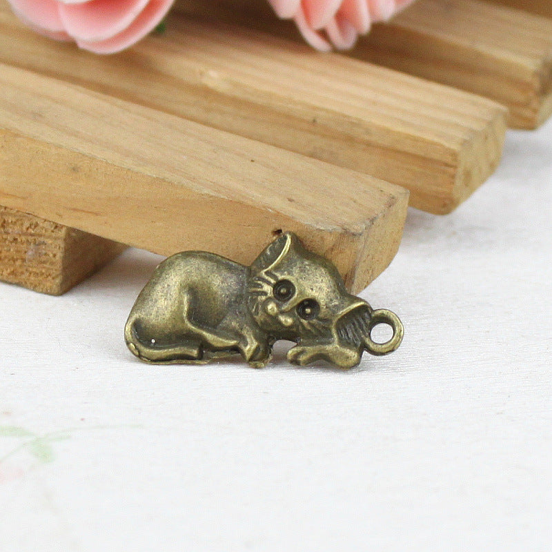 Vintage Lazy Cat Alloy Charm Pendant 26x13mm