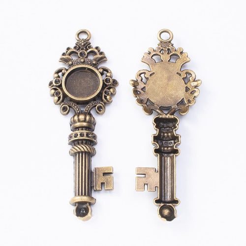 Additional front and reverse view of the key-shaped bezel setting