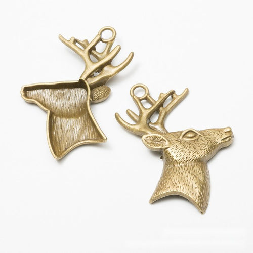Front and reverse details of the antlered deer head metal charm pendant