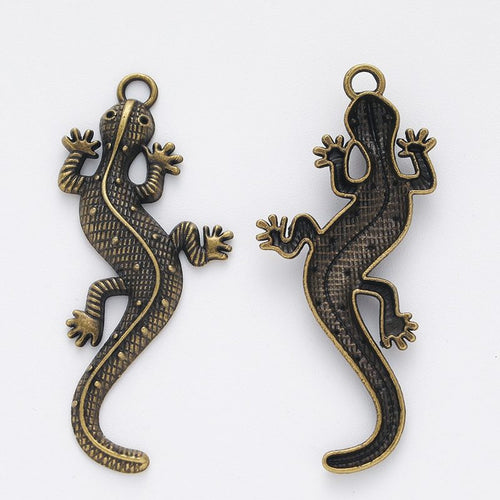 Close front and reverse view of the metal gecko charm