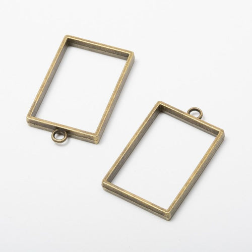 Front and reverse view of the rectangular open bezel pendant