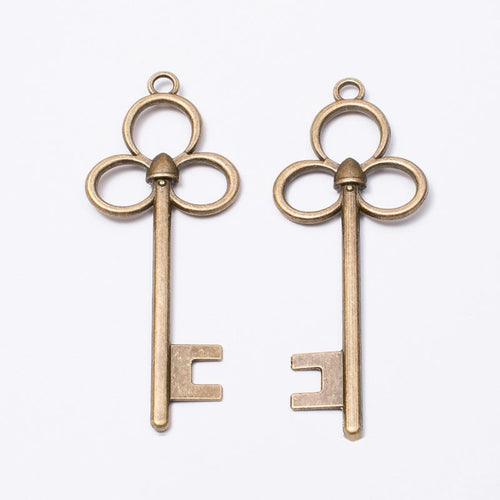 Close view of the four-loop clover key showing a four-loop clover bow and straight key shaft