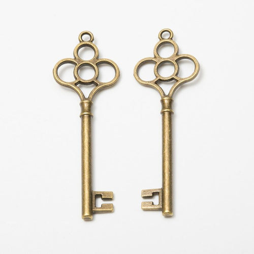 Front and reverse details of the ornate skeleton key metal charm