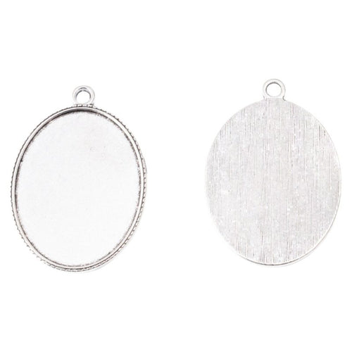 Close view of the a large plain oval recessed tray with a narrow textured rim and top loop