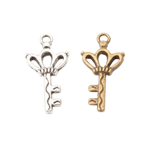 Detailed front and back view of 皇冠头钥匙 charm on a white background