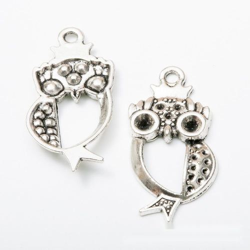 Closer view of the owl outline with large circular eyes and dotted wing accents