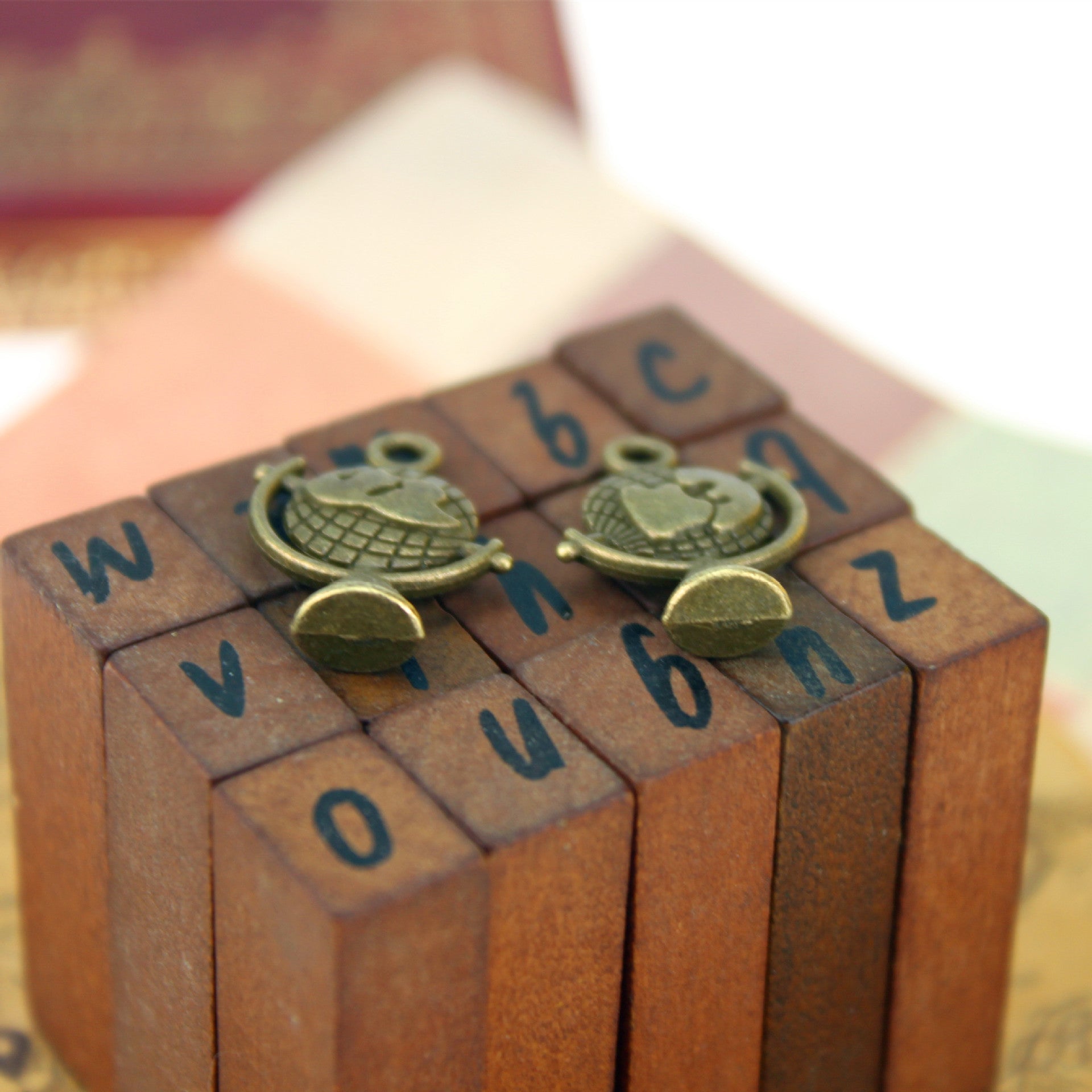 20x15mm Vintage Alloy Globe Charm Pendant