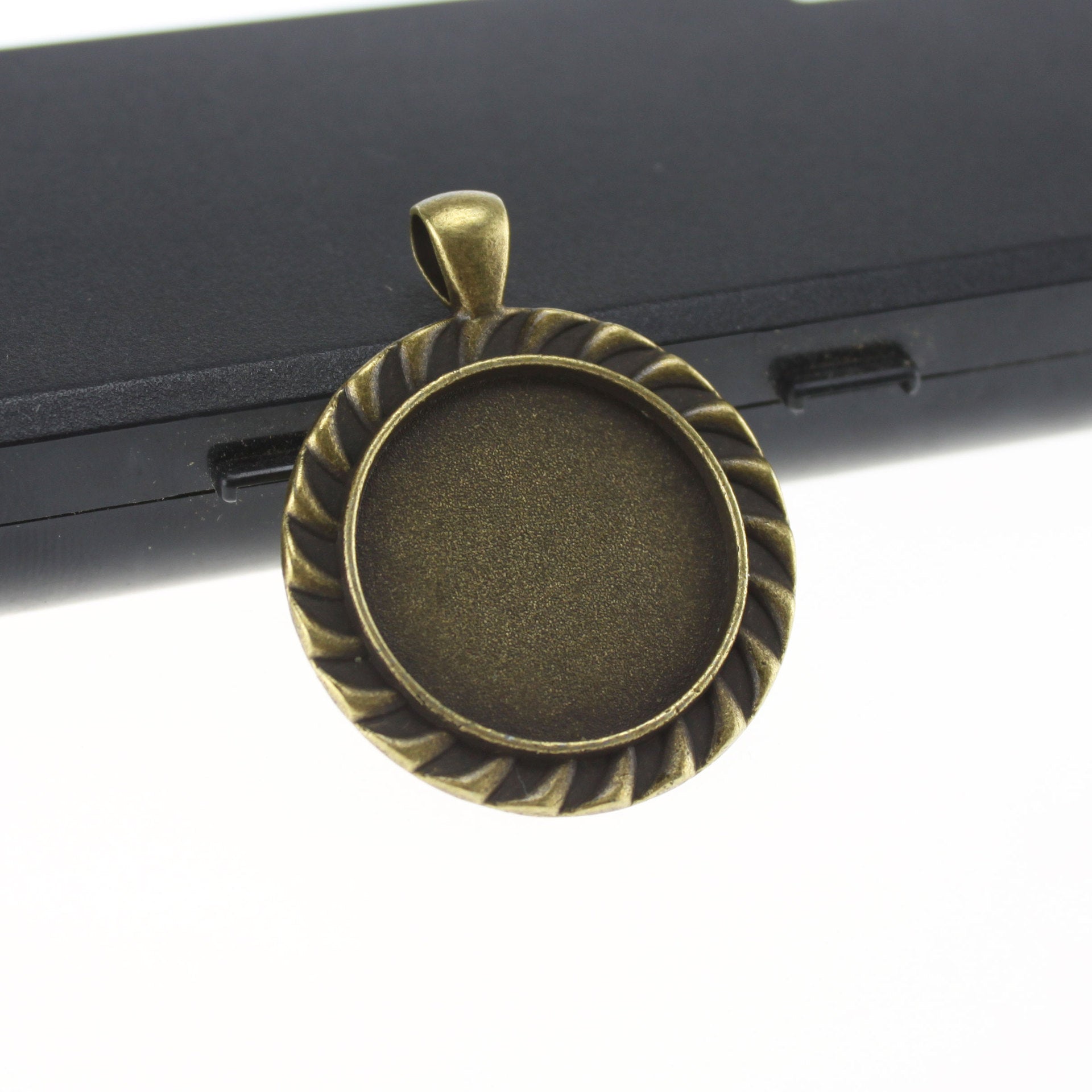 25mm Vintage Rotating Round Pendant Bezel Setting