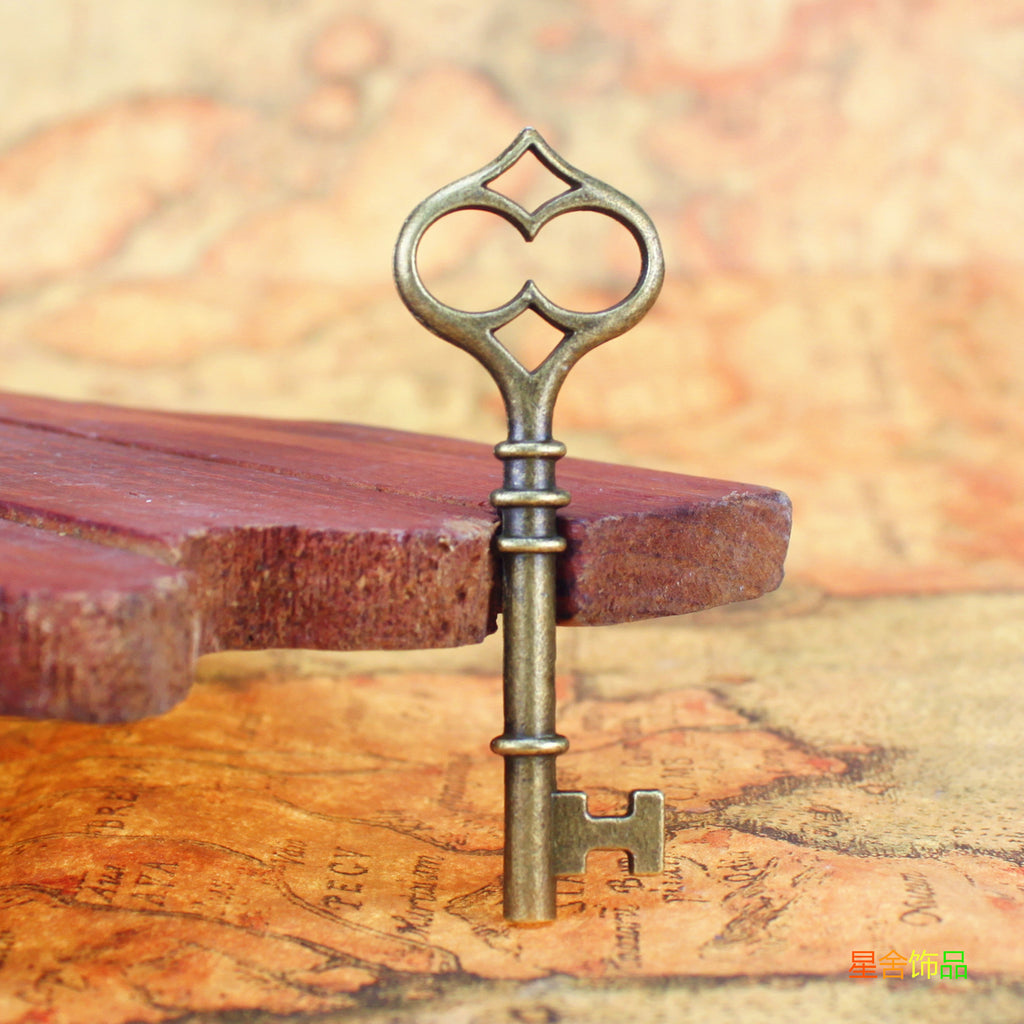 60×21mm Vintage Heart Key Alloy Charm Pendant