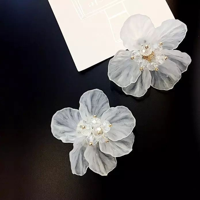 Elegant Korean White Acrylic Flower Studs With Crystal Rhinestone Petals Luxury Statement Earrings