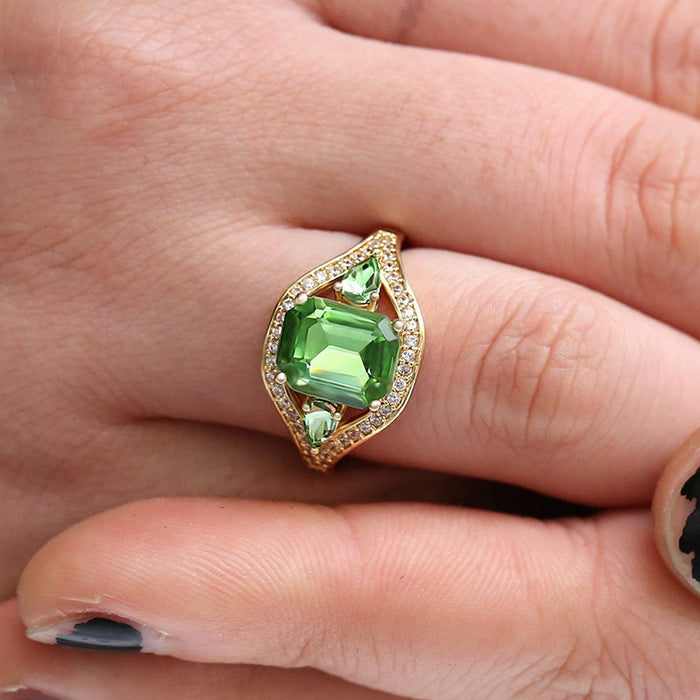 European And American Fashion Engagement Ring With Green Zircon Inlay For Women