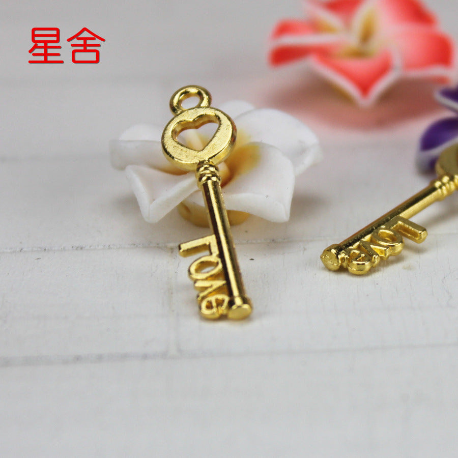 30x8mm Vintage LOVE Heart Key Alloy Charm Pendant