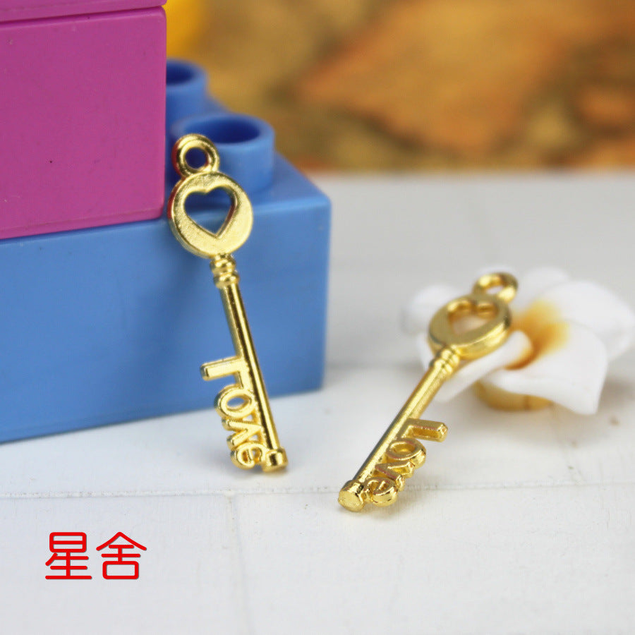 30x8mm Vintage LOVE Heart Key Alloy Charm Pendant