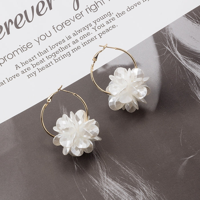 Elegant 3D White Pearl Flower Gold Alloy Hoop Earrings For Women Fashion Statement Earrings