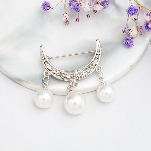 Korean Creative Rhinestone Crescent Moon Pearl Brooch Cardigan Anti Exposure Collar Pin Corsage
