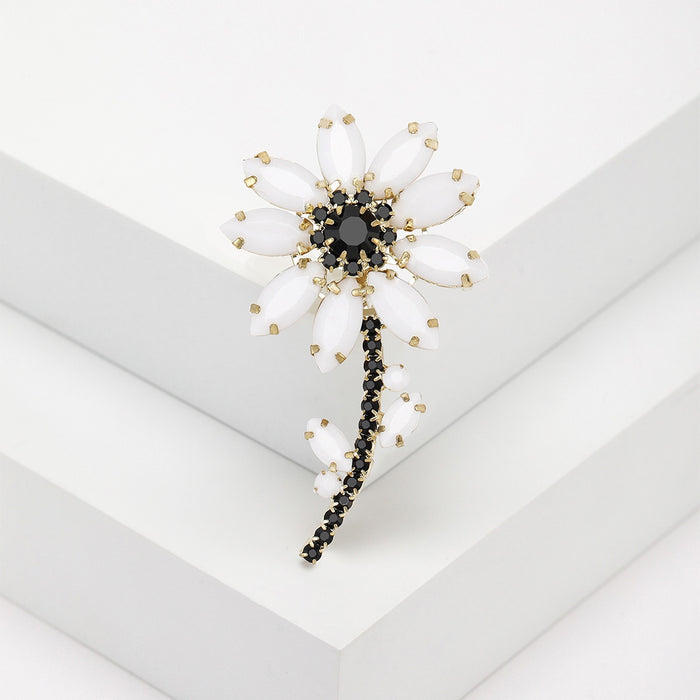 Alloy White Daisy Flower Brooch Pin For Cardigans And Coats