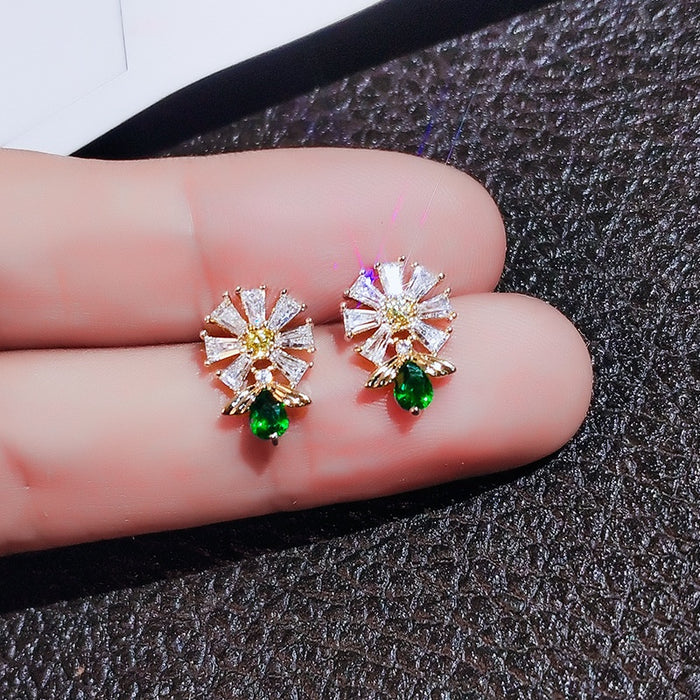 2022 New Small Daisy Stud Earrings With Green Zircon, Minimalist Elegant Floral Ear Jewelry