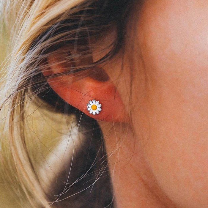 Trendy Resin Daisy Stud Earrings For Women Simple Fresh Sunflower Cartilage Earrings
