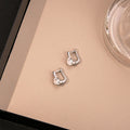 Elegant Minimalist Geometric Round Pearl Alloy Huggie Ear Clips For Daily Commute Women Earrings view 2