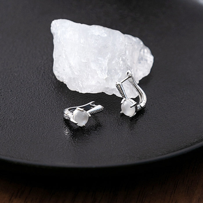 Elegant Minimalist Geometric Round Pearl Alloy Huggie Ear Clips For Daily Commute Women Earrings