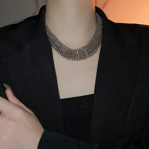 Statement Alloy Spring Choker Necklace With Faceted Geometric Round Design Minimalist Fashion Style