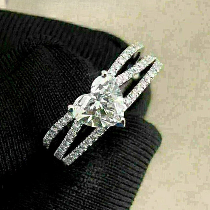 Fashion Sparkling Four Prong Heart Line Womens Ring Style Trendy Finger Jewelry