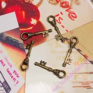 Vintage 35x9mm Double-Sided Alloy Key Charm Pendant