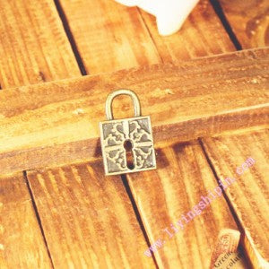 26x16mm Vintage Double-Sided Patterned Padlock Charm Pendant