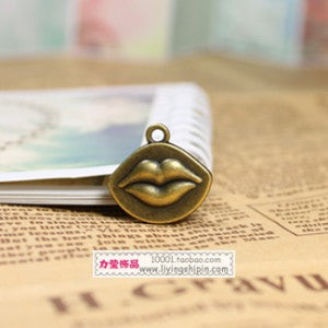 19x18mm Vintage Double-Sided Lip Alloy Charm Pendant