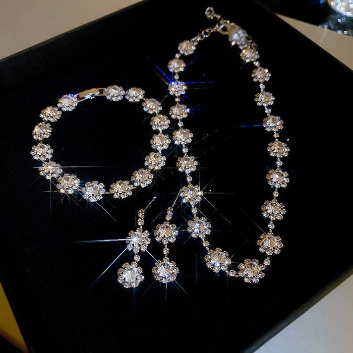 Light Luxury Copper Rhinestone Jewelry Set Sparkling Round Pendant Collarbone Necklace For Women
