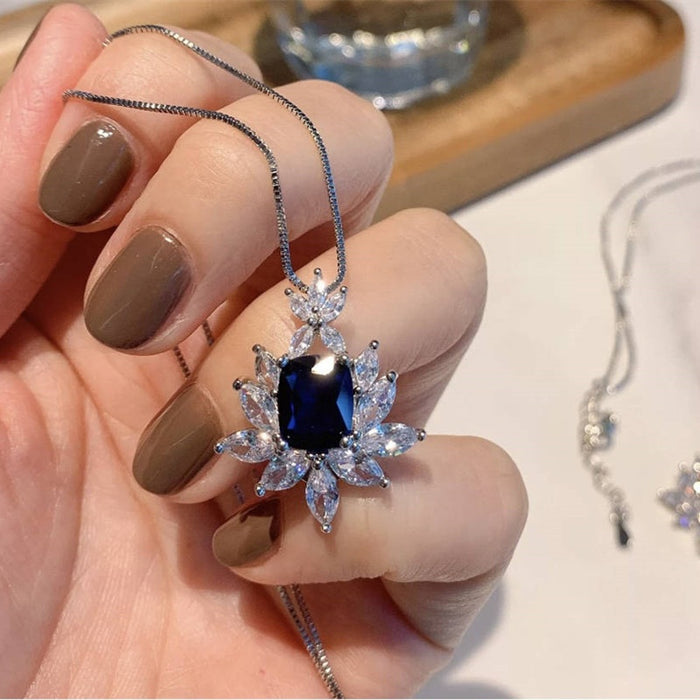 European Vintage Flower Pendant Necklace For Women, Fashion Luxury Temperament Collarbone Chain