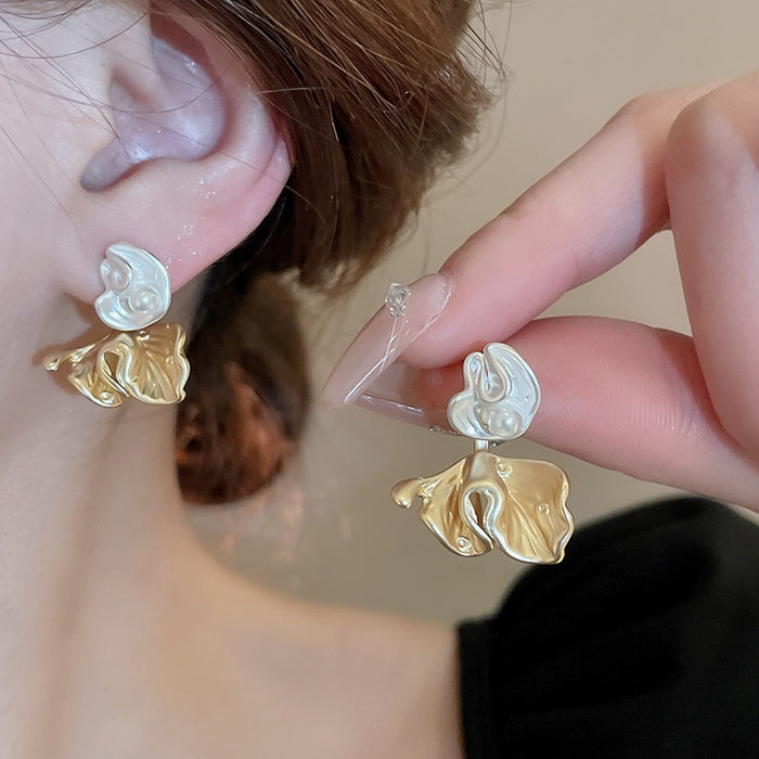 Alloy French Vintage Wrinkled Flower Pearl Stud Earrings For Women Light Luxury Jewelry