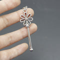Metal Minimalist Flower Keychain Key Ring Gift view 4