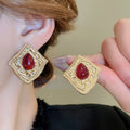 Vintage Alloy Embossed Geometric Stud Earrings And Necklace Jewelry Set French Elegant Clavicle Chain view 3