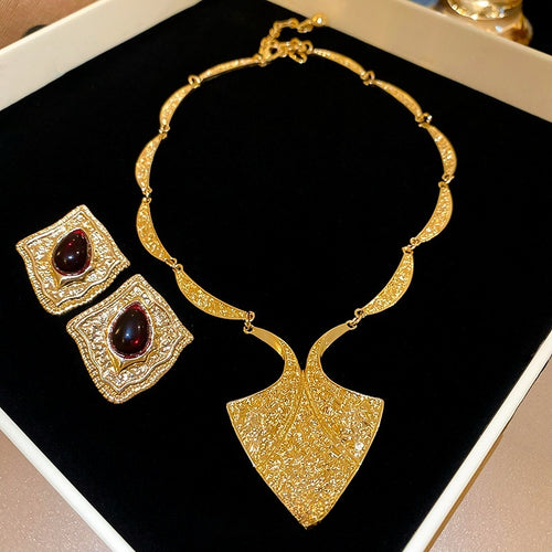 Vintage Alloy Embossed Geometric Stud Earrings And Necklace Jewelry Set French Elegant Clavicle Chain