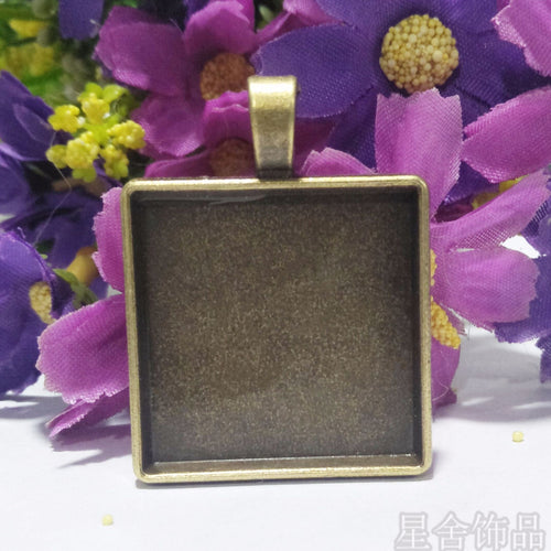 square bezel pendant shown in source main image 2