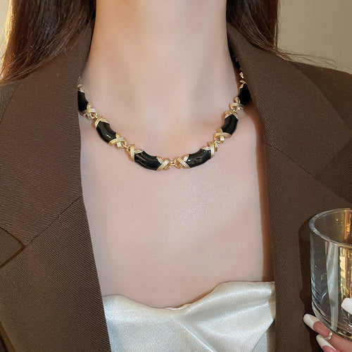 Vintage Enamel Crisscross Alloy Clavicle Necklace With Premium Geometric Line Design