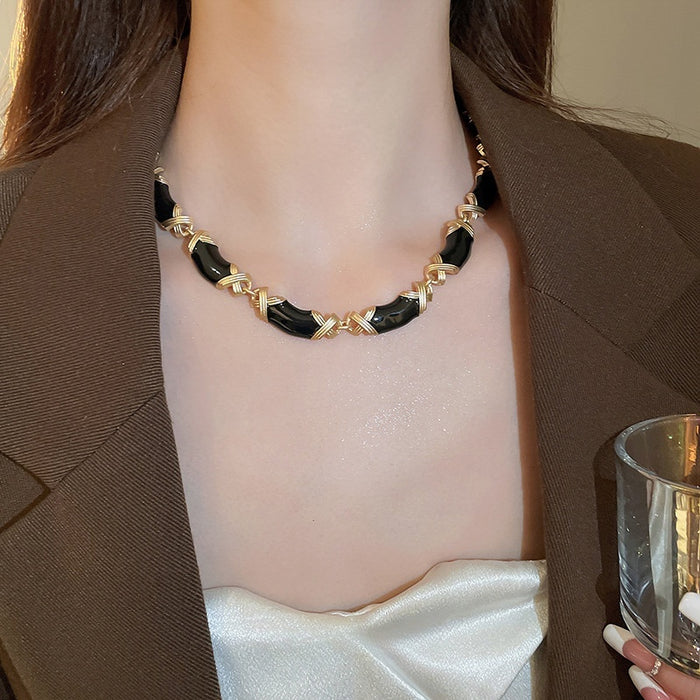 Vintage Enamel Crisscross Alloy Clavicle Necklace With Premium Geometric Line Design