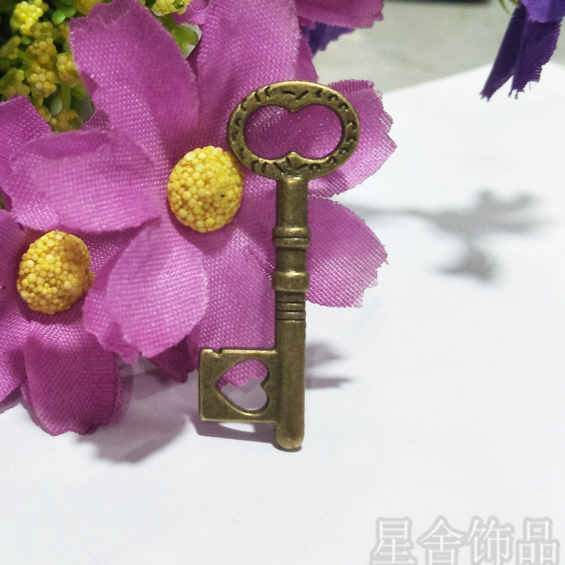 34x10mm Vintage Heart Alloy Keychain Charm