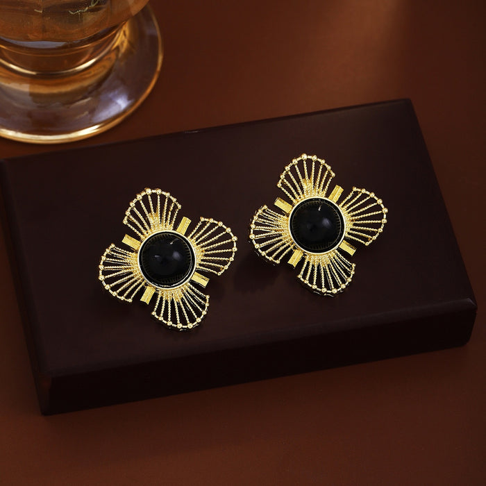 French Vintage Gold Alloy Filigree Flower Hollow Black Gem Stud Luxury Palace Style Women's Earrings