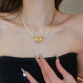 Vintage Alloy Rhinestone Oval Pendant Necklace For Women Light Luxury Geometric Collarbone Jewelry view 4