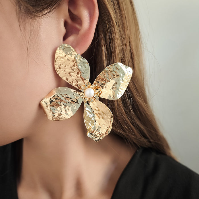 European American Luxury Chic Oversized 3D Hammered Gold Alloy Flower Pearl Statement Earrings