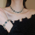 Vintage Alloy Floral Necklace For Women Palace Style Light Luxury Clavicle Chain view 1