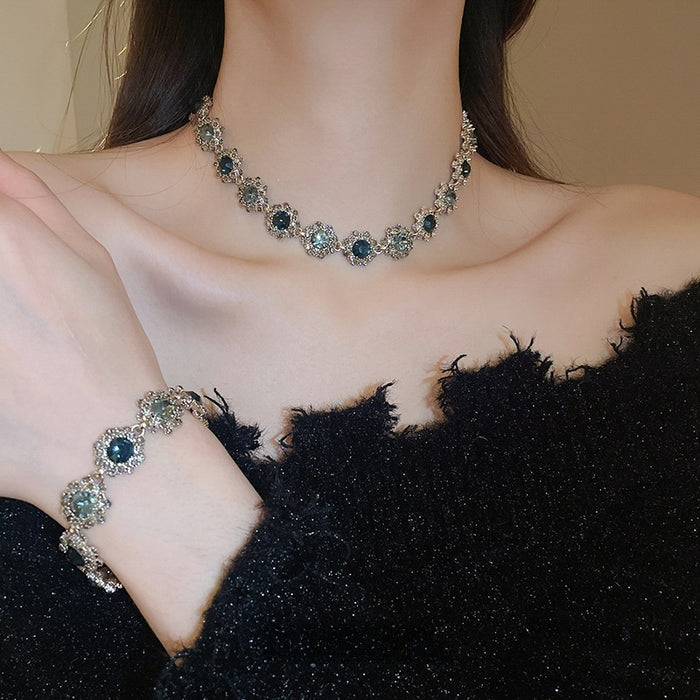 Vintage Alloy Floral Necklace For Women Palace Style Light Luxury Clavicle Chain